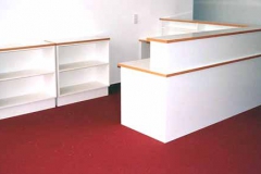Empfangstresen, abgewinkelt - beschichtete Spanplatte mit Buchenholzumleimer