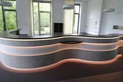 Empfangstresen mit Lichtband