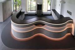 Empfangstresen mit Lichtband