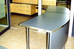 Empfangstresen - Esche, Edelstahl, teilweise grau lackiert