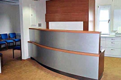 Empfangstresen Arztpraxis - Birnbaum, lackiert, Aluminium