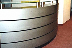 Empfangstresen Bürogemeinschaft Mitte - Silbermetallic lackiert, Glas