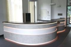 Empfangstresen mit Lichtband