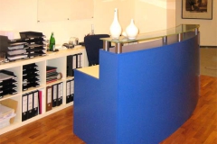 Empfangstresen - gebogen, mit Glasplatte