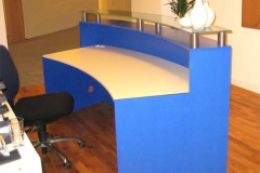 Empfangstresen - gebogen, mit Glasplatte