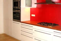 Einbauküche über Eck - Fronten lackiert, Arbeitsplatte Kirschbaum massiv