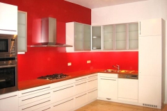 Einbauküche über Eck - Fronten lackiert, Arbeitsplatte Kirschbaum massiv