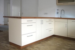 Einbauküche - Fronten kunststoffbeschichtet, Arbeitsplatte Kirschbaum massiv