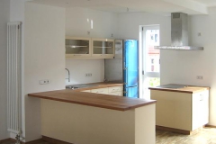 Einbauküche - Fronten kunststoffbeschichtet, Arbeitsplatte Kirschbaum massiv