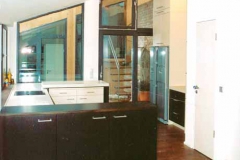 Einbauküche mit CORIAN-Arbeitsplatte - Korpus und Fronten lackiert, bzw. in Mooreiche furniert