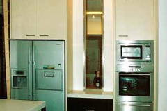 Einbauküche mit CORIAN-Arbeitsplatte - Korpus und Fronten lackiert, bzw. in Mooreiche furniert