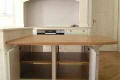 Landhausküche mit Kücheninsel - außen Ahorn weiß lackiert, innen Eichenholz klar lackiert