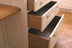 Landhausküche mit Kücheninsel - außen Ahorn weiß lackiert, innen Eichenholz klar lackiert