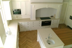 Landhausküche mit Kücheninsel - außen Ahorn weiß lackiert, innen Eichenholz klar lackiert