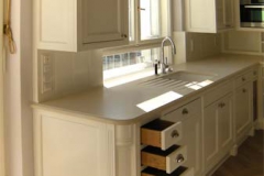 Landhausküche mit Kücheninsel - außen Ahorn weiß lackiert, innen Eichenholz klar lackiert