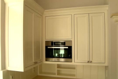 Landhausküche mit Kücheninsel - außen Ahorn weiß lackiert, innen Eichenholz klar lackiert