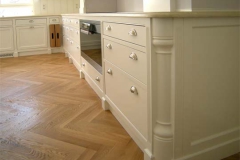 Landhausküche mit Kücheninsel - außen Ahorn weiß lackiert, innen Eichenholz klar lackiert