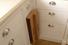 Landhausküche mit Kücheninsel - außen Ahorn weiß lackiert, innen Eichenholz klar lackiert