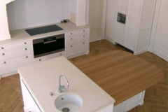 Landhausküche mit Kücheninsel - außen Ahorn weiß lackiert, innen Eichenholz klar lackiert