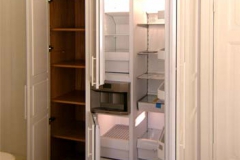 Landhausküche mit Kücheninsel - außen Ahorn weiß lackiert, innen Eichenholz klar lackiert