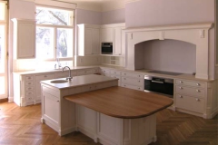 Landhausküche mit Kücheninsel - außen Ahorn weiß lackiert, innen Eichenholz klar lackiert