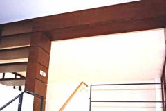 Dachgeschossausbau mit Wandpaneelen, Fensterrahmen und Brückenmöbeln - MDF natur