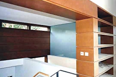 Dachgeschossausbau mit Wandpaneelen, Fensterrahmen und Brückenmöbeln - MDF natur