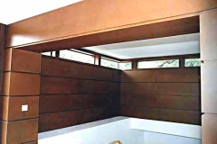 Dachgeschossausbau mit Wandpaneelen, Fensterrahmen und Brückenmöbeln - MDF natur