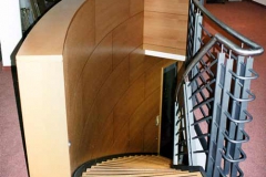 Akustikwand mit Treppe (Privatbank, Berlin-Mitte) - Buche