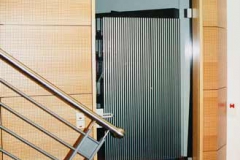 Akustikwand mit Treppe (Privatbank, Berlin-Mitte) - Buche