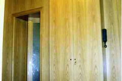 Wandpaneele, Einbaumöbel und Türen (eine Falttür) - Eiche natur