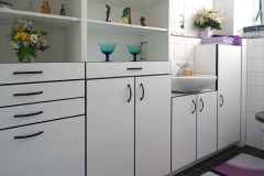 Badezimmer-Einbauschränke mit umbauter Waschmaschine und Wäschekörben - MDF weiß lackiert, schwarzer Umleimer