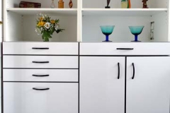 Badezimmer-Einbauschränke mit umbauter Waschmaschine und Wäschekörben - MDF weiß lackiert, schwarzer Umleimer