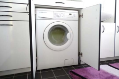 Badezimmer-Einbauschränke mit umbauter Waschmaschine und Wäschekörben - MDF weiß lackiert, schwarzer Umleimer