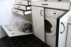 Badezimmer-Einbauschränke mit umbauter Waschmaschine und Wäschekörben - MDF weiß lackiert, schwarzer Umleimer