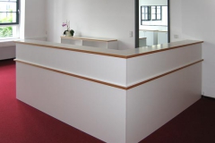 Empfangstresen, abgewinkelt - beschichtete Spanplatte mit Buchenholzumleimer