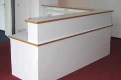 Empfangstresen, abgewinkelt - beschichtete Spanplatte mit Buchenholzumleimer