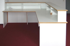 Empfangstresen, abgewinkelt - beschichtete Spanplatte mit Buchenholzumleimer