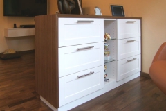 Raumteiler - Umrandung in Nussbaumholz, Fronten lackiert