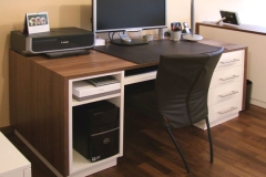 Schreibtisch - Umrandung in Nussbaumholz, Fronten lackiert