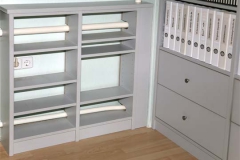Aktenregale - MDF hellgrau lackiert, mit umbauten Heizungsrohren