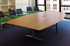 Konferenztisch - Eichenholz, furniert