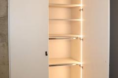 Ankleidezimmer mit Innenbeleuchtung, Front lackiert