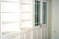 Bücherwand mit integrierter zweiflügeliger Durchgangstür - MDF weiß lackiert