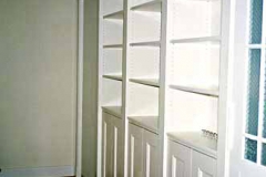 Bücherwand mit integrierter zweiflügeliger Durchgangstür - MDF weiß lackiert