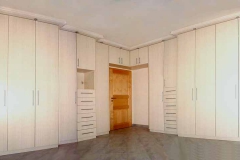 Schlafzimmerschrank in Esche - pastell, beschichtete Spanplatte