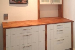 Einbauschränke - Front weiß lackiert, Seiten und Arbeitsplatte Kirschbaum