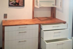 Einbauschränke - Front weiß lackiert, Seiten und Arbeitsplatte Kirschbaum