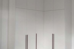 Einbauschrank - Front weiß lackiert, Innen Nussbaum