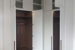 Einbauschrank - Front weiß lackiert, Innen Nussbaum